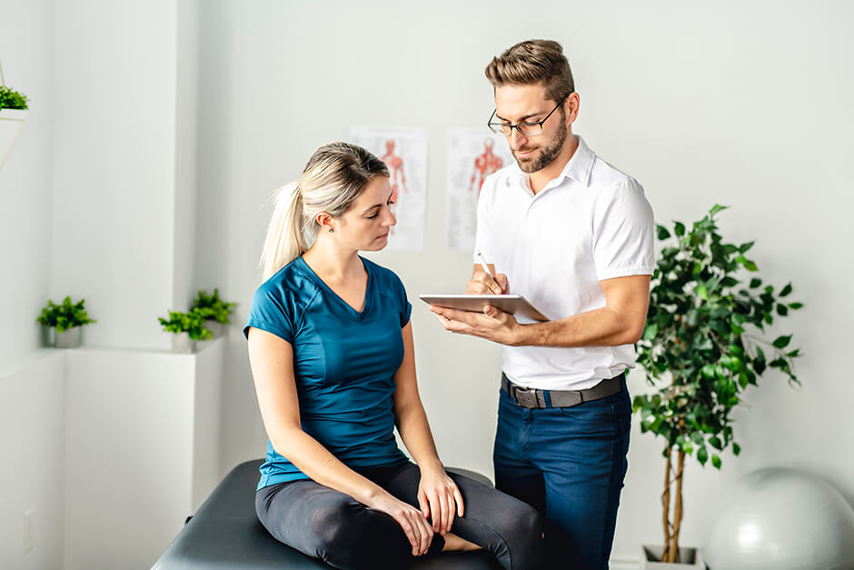 Physio diagnosing customer
