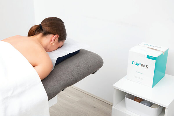Physio customer using Purifas Facepads